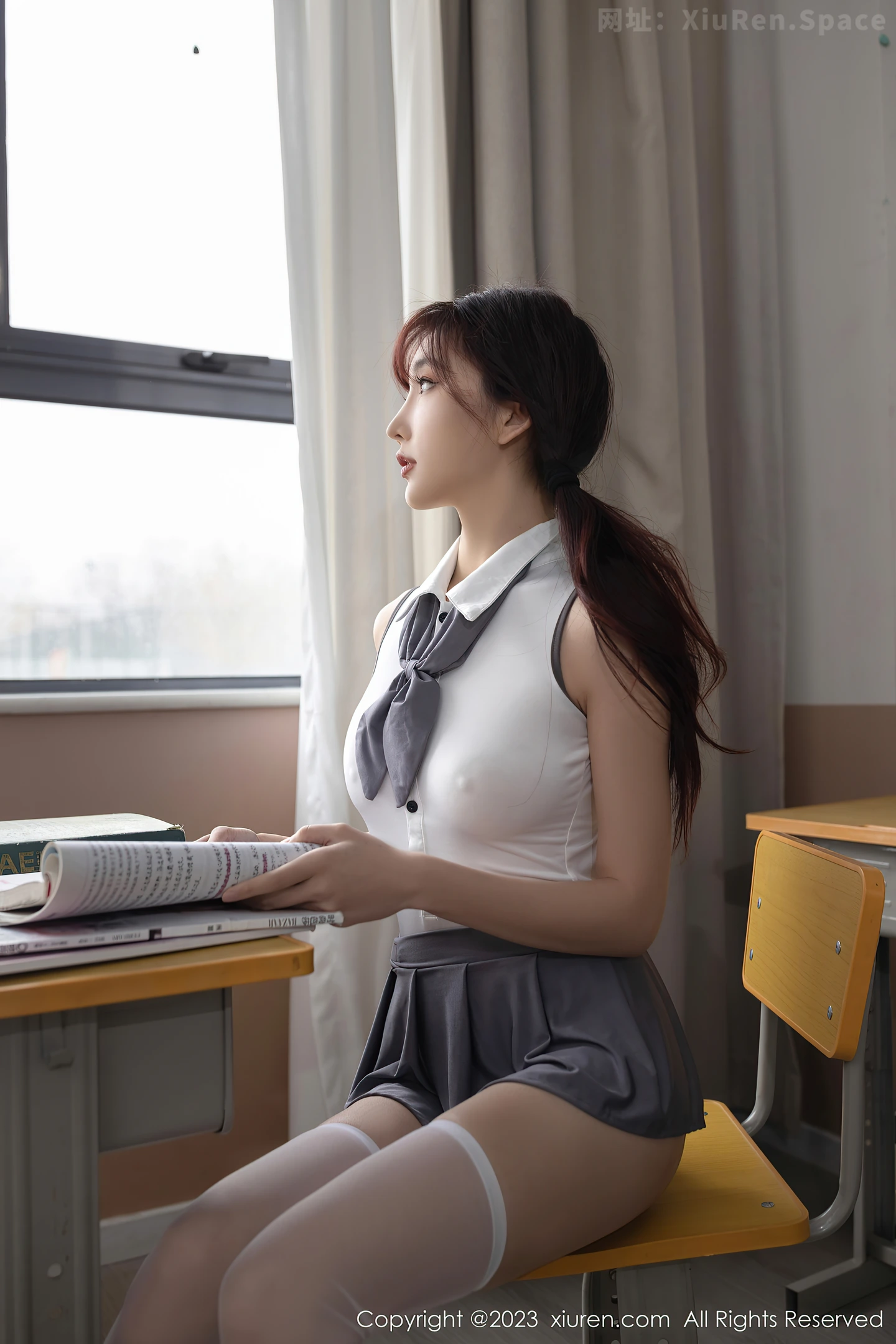 图片[3]-[XiuRen秀人网]2023.03.02 VOL.6353 陆萱萱 白色连体JK制服与灰色短裙加丝袜美腿性感私房写真集-秀人网官方网站